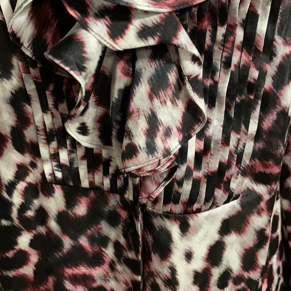 NWOT JONES NEW YORK RUFFLED / PLEATED FRONT BLOUSE. V neckline ANIMAL PRINT Sz S - Picture 4 of 12